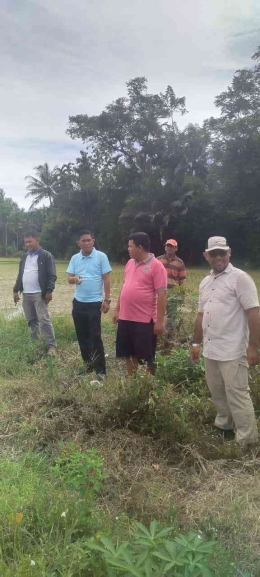 Ketua Komisi IV DPRD Padang Pariaman Topik Hidayat meninjau rencana pembangunan jalan lewat pokirnya. (foto dok topik hidayat)