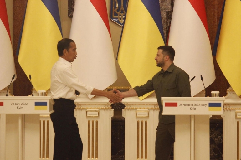 Presiden Indonesia Joko Widodo dan Presiden Ukraina Volodymyr Zelenskyy memaparkan hasil pertemuan mereka di Istana Mariinsky, Kyiv, Ukraina, pada Rabu (29/6/2022). (Foto: KOMPAS/KRIS RAZIANTO MADA)