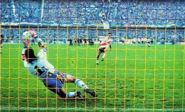 Kiper Boca Juniors, Navarro Montoya, menggagalkan penalti di Supercoppa Libertadores 1994. FOTO: Wikipedia