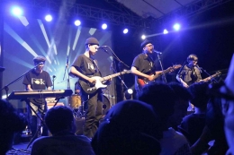 Penampilan band Folklore pada acara Milad ke-26 Televisi Universitas Ahmad Dahlan (UA) (Foto: Istimewa)