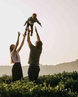 Ilustrasi orang tua dan anak. Foto oleh Dmitriy Ganin/ Pexels 