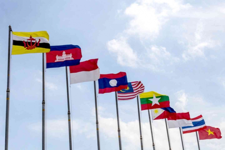Bendera negara anggota ASEAN (foto : eco-business.com)