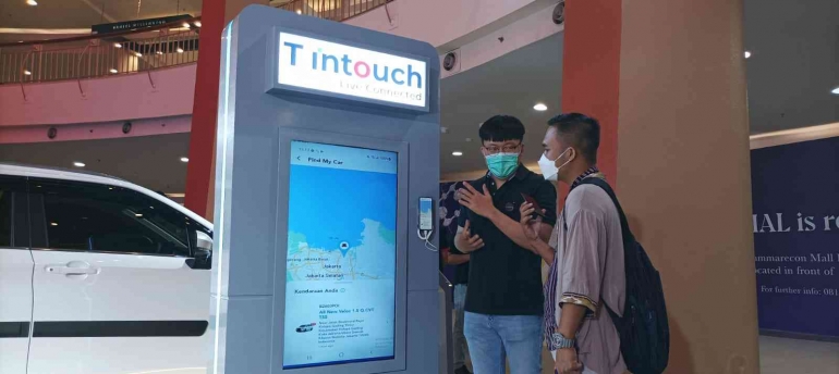 Pengunjung pameran Velozenses, Mall Kelapa Gading 3 mencoba simulasi fitur T Intouch (23/6/2022). Dokpri