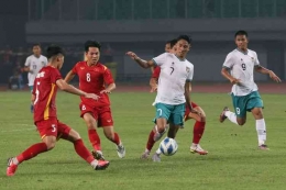 Marselino Ferdinan dikepung pemain-pemain Vietnam dalam laga perdana Timnas U19 (Foto Kompas.com/Kristianto Purnomo). 