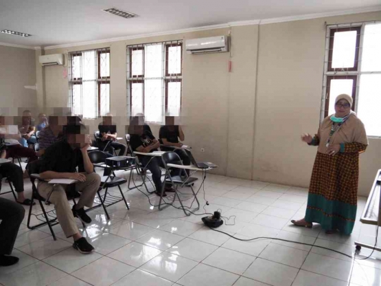 Dokter Rita Spesialis Paru mengedukasi pasien Rawat Inap NAPZA I Sumber Foto : dokpri