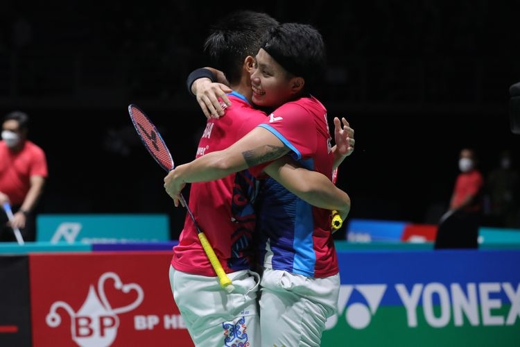 Apriyani Rahayu dan Siti Fadia Silva Ramadhanti usai bertanding di babak semifinal Malaysia Open 2022 pada Sabtu (2/7/2022) sore WIB. (Dok. PBSI via kompas.com) 