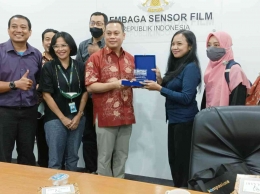 Kak Dewi Puspa memberikan plakat kepada Ketua LSF/Dokumentasi pribadi