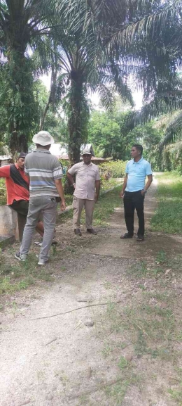 Anggota DPRD Padang Pariaman Topik Hidayat ketika meninjau rencana pembangunan kantor Walinagari Aie Tajun Lubuk Alung. (foto dok topik hidayat)