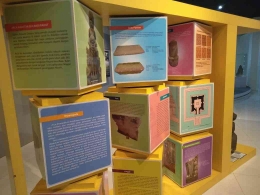 Kubus yang berisi informasi benda-benda bersejarah, dokumentasi pribadi Rio