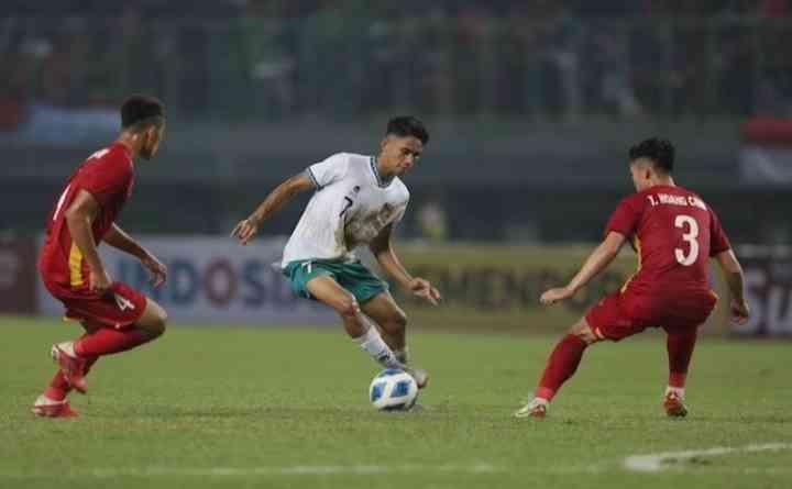 Aksi Marselino Ferdinan pada laga Indonesia vs Vietnam Malam tadi. Bola.net