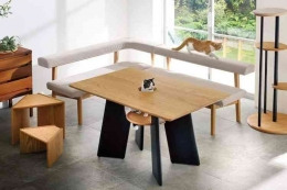 Perusahaan furnitur di Jepang membuat meja makan dengan tempat khusus untuk kucing. (Foto: Dinos via Kompas.com) 