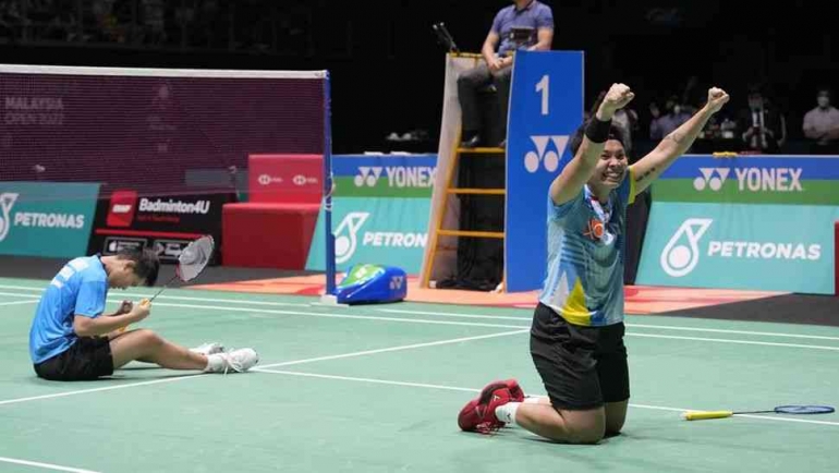 Apriyani dan Siti Fadia juara Malaysia Open 2022 (Foto AP/Vincent Thian). 