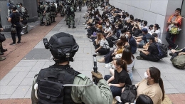 Polisi Hong Kong sedang mengawasi puluhan aktivis di bulan Juni 2019. Polisi mendapatkan banyak kekuasan di bawah UU Pertahanan Nasional. | Sumber: AA