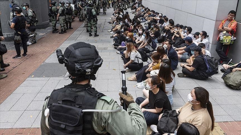 Polisi Hong Kong sedang mengawasi puluhan aktivis di bulan Juni 2019. Polisi mendapatkan banyak kekuasan di bawah UU Pertahanan Nasional. | Sumber: AA