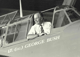 Presiden Amerika Serikat George H.W. Bush di Kokpit Pesawat Grumman TBF Avenger | Sumber Gambar: Bushlibrary