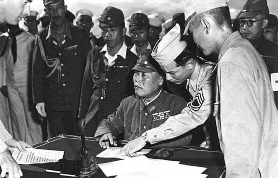 Komandan Pasukan Jepang di Pulau Chichijima, Letnan Jenderal Yoshio Tachibana ketika menyerahkan diri ke Pasukan Sekutu | Sumber Gambar: Navy.mil