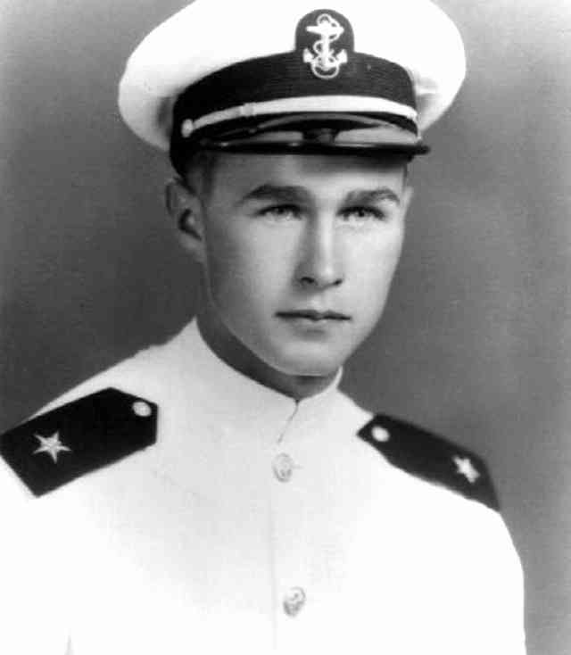 George Herbert Walker Bush ketika baru bergabung dengan Angkatan Laut Amerika Serikat | Sumber Gambar: Bushlibrary