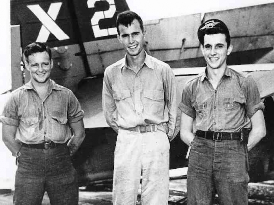 Bush bersama kedua rekan awak pesawatnya, Ted White dan Jack Delaney, yang juga turut pada misi pengeboman di Chichijima | Sumber Gambar: Bushlibrary