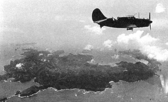 Pulau Chichijima ketika diserbu oleh armada pesawat Angkatan Laut Amerika Serikat | Sumber Gambar: warhistoryonline