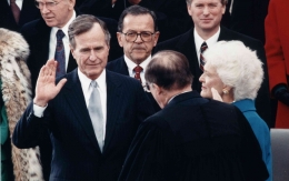 George Herbert Walker Bush ketika diambil sumpahnya menjadi Presiden Amerika Serikat yang ke-41 pada 20 Januari, 1989 | Sumber Gambar: Bushlibrary