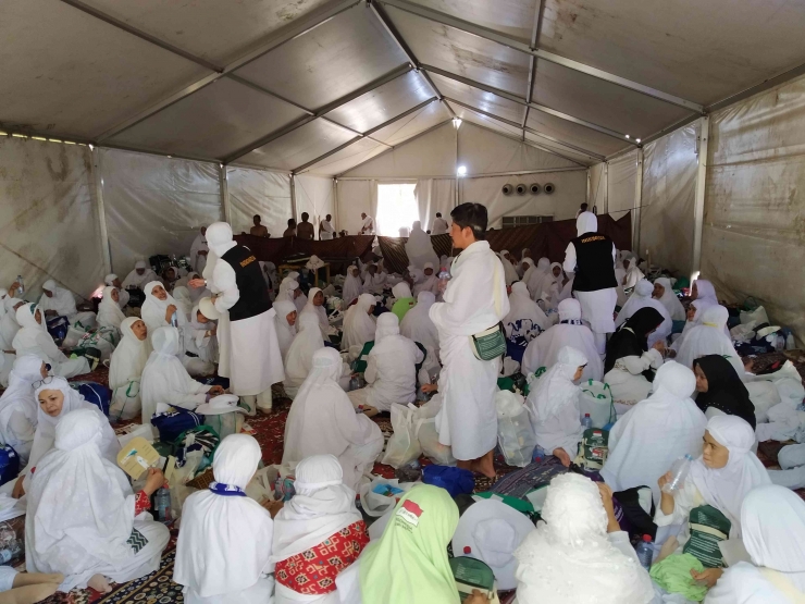 Suasana di dalam tenda di Arafah (Dok.pri)