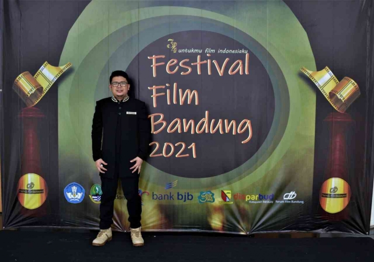 Berfoto dulu di depan wall of fame FFB 2021/Raja Lubis