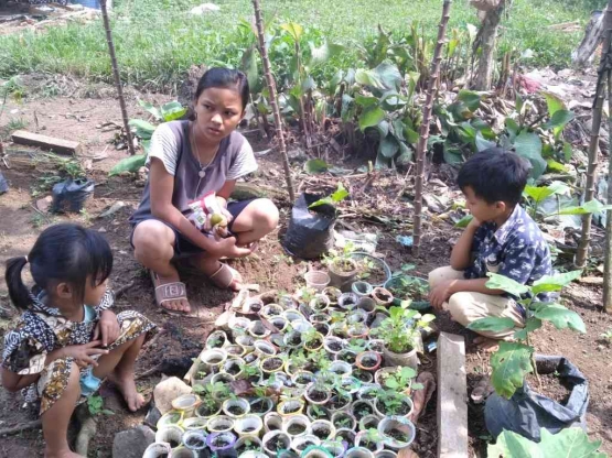 Anak usia SD mengumpulkan gelas plastik bekas untuk bertanam sawi dan kangkung, melalui kegiatan bermain sambil belajar. Dok pribadi