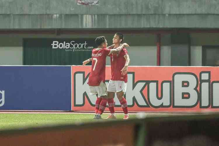 Marselino Ferdinan dan Hokky Caraka merayakan kemenangan saat berlaga dengan timnas Brunai Darussalam, Sumber : Bolasport.com