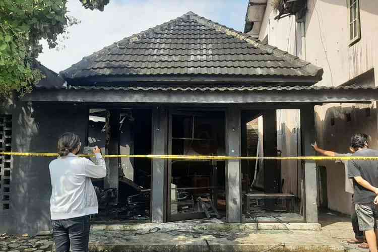 Police line pada  rumah yang rusak akibat bentrok kelompok NTT vs Maluku-Papua di Babarsari, Yogyakarta. Dok kompas.com/Yustinus Wijaya Kusuma