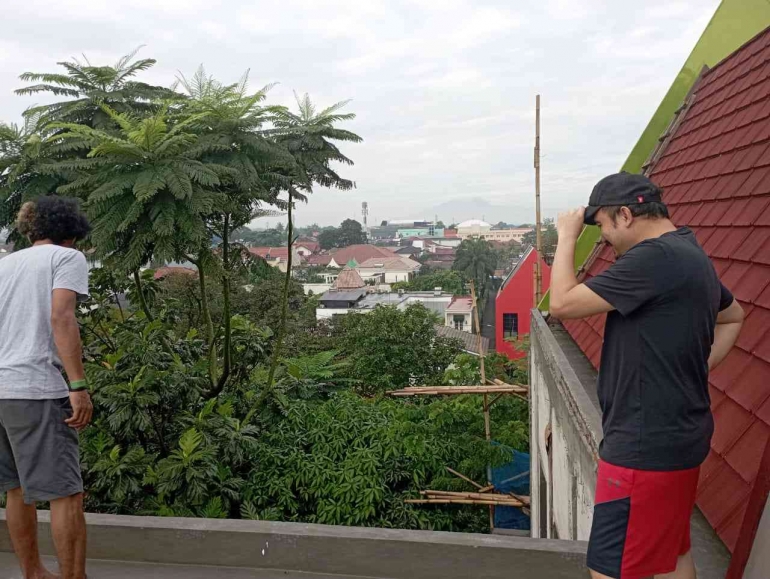 DALAM KESEHARIAN: Farhat Brachma (kanan) di kediaman. (Dokpri)