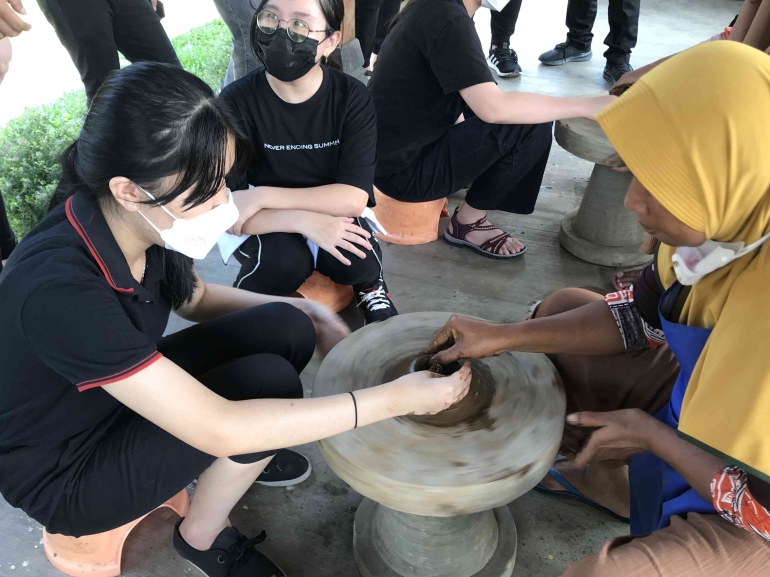 Membuat gerabah (foto: dokumentasi pribadi)