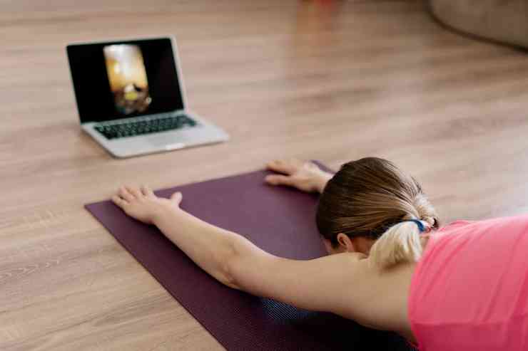 berlatih yoga di rumah, pastikan internet lancar (dok.freepik.com)