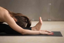 yoga di rumah asik juga kok (dok.freepik.com)