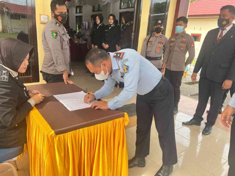 Kepala Rutan Pasangkayu Hadiri Acara Syukuran Hari Bhayangkara ke-76 di Polres Pasangkayu. Foto: Rutan Pasangkayu/dok (05/07)