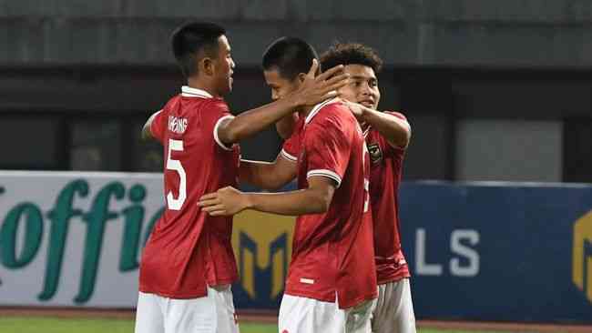 Hokky Caraka dan Kakang Rudianto berselebrasi gol perdana Garuda Nusantara (Foto Antara/Fakhri Hermansyah). 