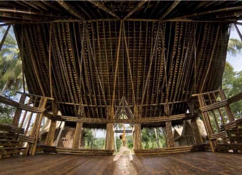 Sebuah hotel di Bali yang menggunakan konstruksi bambu (Foto : bamboou.com)