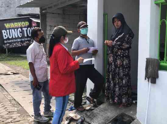 melakukan survei bersama Ketua RT mengenai Adminduk (Dokpri)