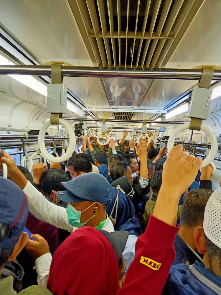 Suasana Kereta di pagi hari. Dokumen Pribadi