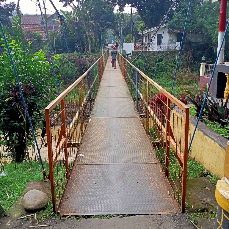 Jembatan gantung Lebak Kantin – Sempur (dokumen pribadi)