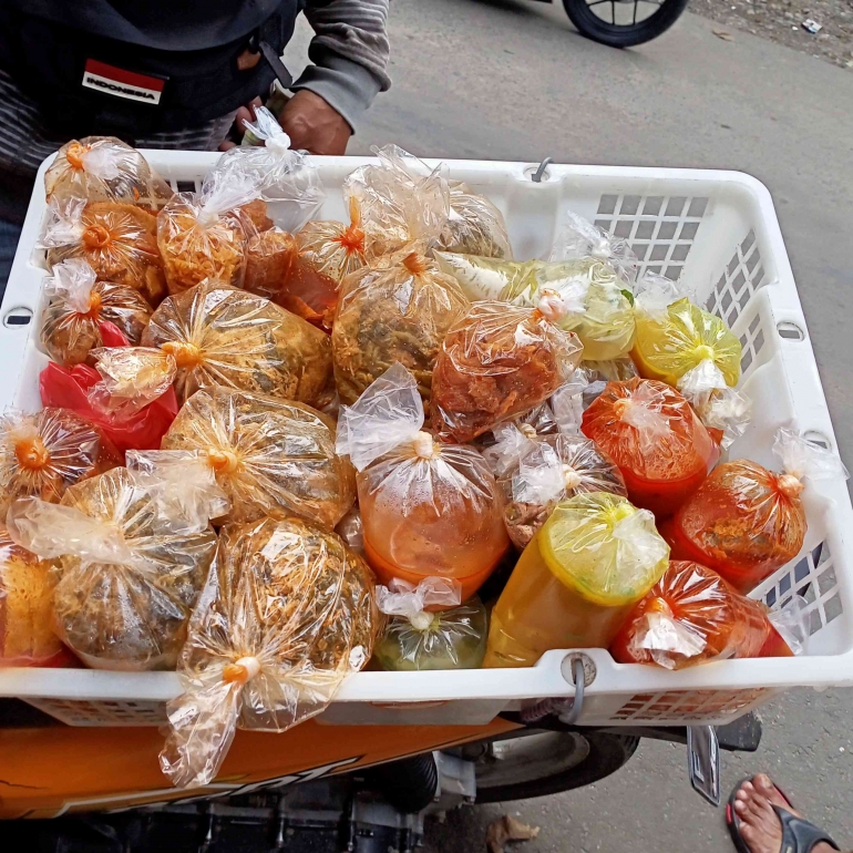 Aneka masakan matang di atas jok motor (dokumen pribadi)