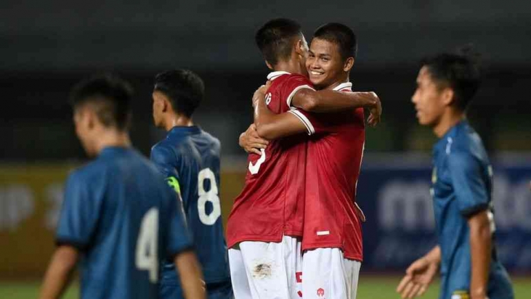 Hokky Caraka dan Kakang Rudianto berselebrasi gol ke gawang Brunei (Foto Antara/Aditya Pradana Putra). 