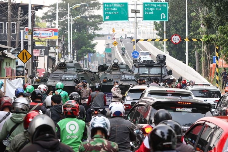 Anggota TNI dan Polri melakukan penyekatan kendaraan saat PPKM Darurat di Jalan Raya Lenteng Agung, Jakarta Selatan, Senin (5/7/2021). (KOMPAS.com / KRISTIANTO PURNOMO) 
