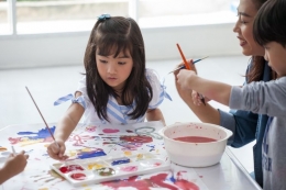 Ilustrasi ibu menemani anak berekspresi dengan cara melukis dan mewarnai yang bermanfaat tingkatkan kemampuan kognisi anak. Sumber: Shutterstock via kompas.com