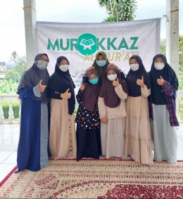Teteh dalam kegiatan murokkaz SMP Qur'an Al-Ihsan Jakarta bersama teman-teman para penghafal Al-Qur'an. Dokumen pribadi.