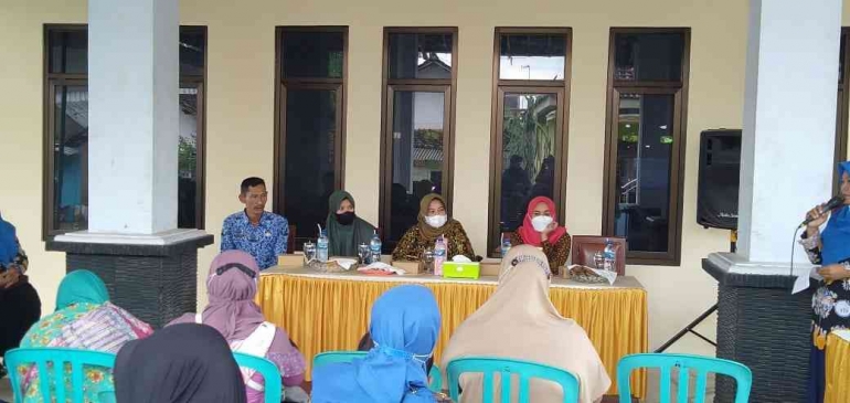 Ketua tim penggerak PKK Jombang sedang memaparkan materi bersama Ibu Camat Bareng, Bapak Kades Kebondalem, serta Ibu Kades Kebondalem. Dokpri