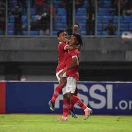 Striker Garuda Nusantara, Ronaldo Kwateh berselebrasi gol bersama rekannya (Foto PSSI).  