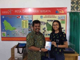 Penyerahan buku kepada Kepala Dinas Kebudayaan dan Pariwisata Kabupaten Biak Numfor, Papua (foto: dokumentasi pribadi) 