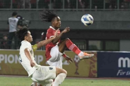 Aksi Ronaldo Kwateh dalam laga lanjutan Piala AFF U-19 yang berlangsung di Stadion Patriot Candrabhaga, Bekasi. | Sumber: Antara Foto via kompas.com
