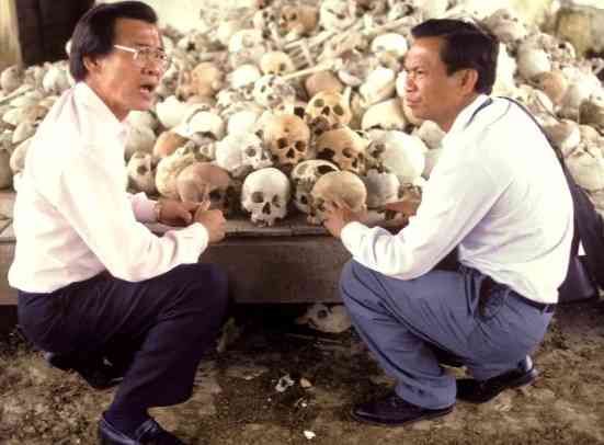 Dith Pran bersama Haing S. Ngor ketika mengunjungi Choeung Ek atau Killing Fields di Kamboja pada tahun 1989 | Sumber Gambar: Getty Images
