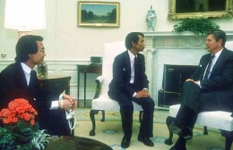 Haing S. Ngor bersama Dith Pran ketika bertemu Presiden Amerika Serikat Ronald Reagan pada tahun 1985 | Sumber Gambar: Getty Images